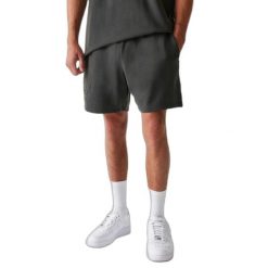 Krótkie spodenki Chicago Bulls Washed. Szare szorty męskie New Era, bez kołnierzyka. W wyprzedaży za 201.00 zł.