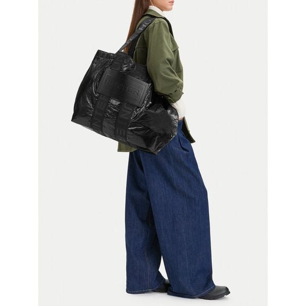Torebka Hunter. Czarne torebki klasyczne damskie Hunter, bez wzorów, bez dodatków. Za 219.99 zł.