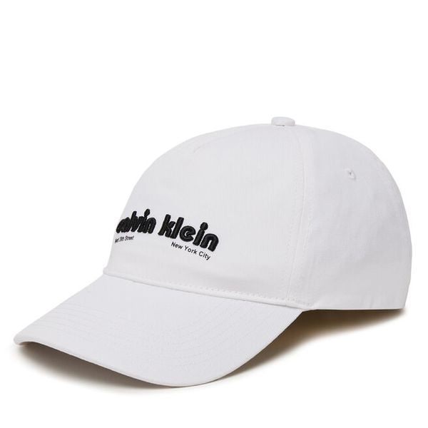 Czapka z daszkiem Calvin Klein Jeans. Białe czapki męskie Calvin Klein Jeans, bez wzorów, z jeansu. Za 99.99 zł.