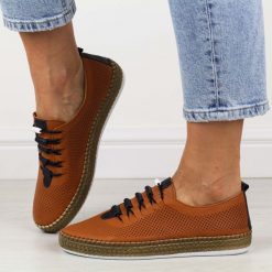 Brązowe skórzane półbuty damskie Izzy 1822. Brązowe półbuty damskie IZZY, bez wzorów, ze skóry, eleganckie, bez obcasa. Za 299.00 zł.