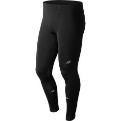 Legginsy sportowe w kolorze czarnym. Czarne spodnie sportowe męskie New Balance, z materiału. W wyprzedaży za 175.95 zł.