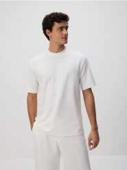Strukturalny t-shirt comfort fit - złamana biel. T-shirty męskie Reserved, l, bez wzorów, z dzianiny, bez kołnierzyka. W wyprzedaży za 39.99 zł.