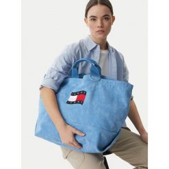 Torebka Tommy Jeans. Niebieskie torebki klasyczne damskie Tommy Jeans, bez wzorów, z jeansu, bez dodatków. Za 296.99 zł.