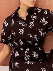 Haftowana sukienka mini z wiskozą i domieszką lnu - wielobarwny. Sukienki damskie Sinsay, l, bez wzorów, z wiskozy, bez kołnierzyka, bez ramiączek, mini. Za 59.99 zł.