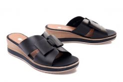 RIEKER REMONTE D6456-00 black, klapki damskie. Czarne klapki damskie Rieker Remonte, bez wzorów, ze skóry, bez obcasa, na koturnie. Za 254.93 zł.