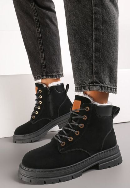 Czarne Trapery Botki Mocno Ocieplone Sztucznym Futerkiem Sedonna. Czarne botki damskie Renee, na zimę, z jeansu, bez obcasa, na obcasie, bez zapięcia. Za 69.99 zł.