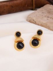 L'Atelier de Gaia Pozłacane kolczyki-wkrętki z onyksem rozmiar: onesize. Czarne kolczyki damskie L'Atelier de Gaia, z onyksem, pozłacane. Za 43.99 zł.