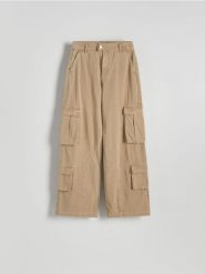 Spodnie wide leg - beżowy. Brązowe spodnie materiałowe damskie Reserved, bez wzorów, z bawełny. W wyprzedaży za 59.99 zł.