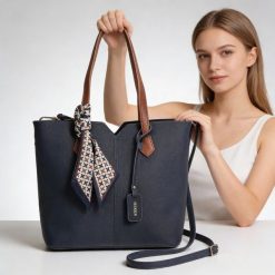 Torebka damska Rieker, ze skóry ekologicznej o klasycznej formie z dwoma uchwytami długim paskiem na ramię ozdobną apaszką i funkcjonalnym wnętrzem d. Niebieskie shopper bag damskie Rieker, bez wzorów, z materiału, bez dodatków. Za 249.00 zł.