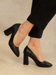 Bellucci Czółenka w kolorze czarnym rozmiar: 38. Czarne czółenka damskie Bellucci, bez wzorów, bez obcasa. Za 117.99 zł.