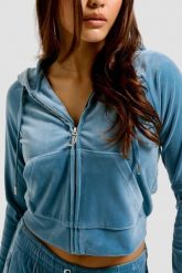 JUICY COUTURE Niebieska damska bluza Madison Hoodie. Niebieskie bluzy z kapturem damskie Juicy Couture, s, z elastanu. W wyprzedaży za 295.99 zł.