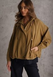 Zielona Oversizowa Kurtka Przejściowa o Kroju Bombki z Bawełny i Wiskozy Birana. Zielone kurtki damskie Renee, l, bez wzorów, z bawełny, z kapturem. Za 189.99 zł.