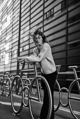 Sweter z perełkami beżowy. Brązowe swetry klasyczne damskie MOODO, l, z poliesteru, bez kołnierzyka. Za 159.99 zł.