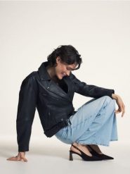 Czółenka z imitacji zamszu - ciemnobrązowy. Brązowe czółenka damskie Reserved, bez wzorów, bez obcasa. Za 119.99 zł.