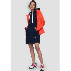 Softshell damski SFD302 - czerwony neon. Czerwone kurtki softshell damskie 4f, m, bez wzorów, z softshellu, z kapturem. W wyprzedaży za 149.99 zł.