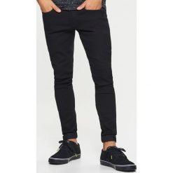 Jeansy SKINNY - Czarny. Czarne jeansy męskie Cropp. Za 89.99 zł.