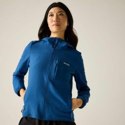 Damska bluza polarowa z kapturem i zamkiem błyskawicznym Kemilia. Niebieskie bluzy z kapturem damskie Regatta, z elastanu. W wyprzedaży za 229.99 zł.
