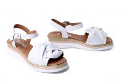 Artiker Relaks 58C3194 Biały, sandały damskie. Białe sandały damskie Artiker Relaks, bez wzorów, ze skóry, bez obcasa, na koturnie. Za 239.90 zł.
