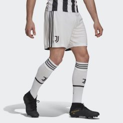 Szorty domowe Juventus 2021/22. Białe szorty męskie Adidas, bez kołnierzyka. W wyprzedaży za 118.50 zł.