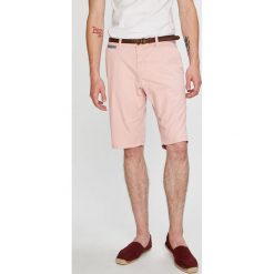 Tom Tailor Denim - Szorty. Czerwone szorty męskie Tom Tailor Denim, z bawełny, bez kołnierzyka. W wyprzedaży za 59.90 zł.