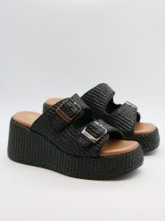 Bellucci Klapki w kolorze czarnym na koturnie rozmiar: 37. Czarne klapki damskie Bellucci, bez wzorów, bez obcasa, na koturnie. Za 121.99 zł.