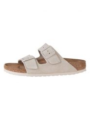 Birkenstock Skórzane klapki w kolorze kremowym rozmiar: 38. Białe klapki damskie Birkenstock, bez wzorów, bez obcasa. Za 364.95 zł.