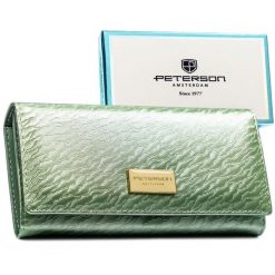 Duży, jasnozielony portfel damski zamykany na zatrzask, pokryty subtelnym wzorem na klapce - Peterson. Zielone portfele damskie Peterson, bez wzorów, ze skóry ekologicznej. Za 79.99 zł.