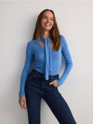 Sweter z wiskozą - jasnoniebieski. Niebieskie swetry klasyczne damskie Reserved, l, z dzianiny, bez kołnierzyka. W wyprzedaży za 49.99 zł.