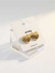 Kolczyki w kształcie muszli - złoty. Żółte kolczyki damskie Sinsay, złote. Za 9.99 zł.