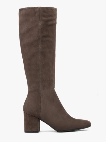 Brązowe kozaki ze skóry welurowej na słupku. Brązowe kozaki damskie Ryłko, ze skóry, bez obcasa, na słupku. W wyprzedaży za 599.99 zł.