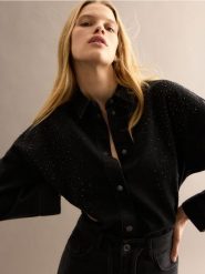 Jeansowa koszula z aplikacją - czarny. Czarne koszule damskie Reserved, l, z aplikacjami, z bawełny, bez kołnierzyka, bez ramiączek. W wyprzedaży za 119.99 zł.