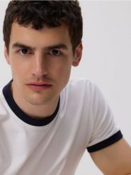 Bawełniany t-shirt slim fit - biały. Białe t-shirty damskie Reserved, l, bez wzorów, z bawełny, bez kołnierzyka. W wyprzedaży za 49.99 zł.