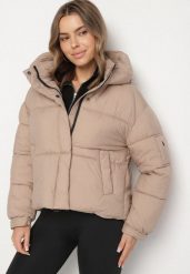 Beżowa Pikowana Kurtka Puffer z Kapturem i Kieszonką przy Rękawie Galieana. Brązowe kurtki damskie Born2be, l, bez wzorów, z dzianiny, z kapturem. Za 169.99 zł.