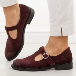 Bordowe welur skórzane Polskie półbuty damskie Deoni D658. Czerwone półbuty damskie Deoni, bez wzorów, z jeansu, biznesowe, z okrągłym noskiem, bez obcasa, na płaskiej podeszwie. Za 429.00 zł.