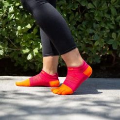 Skarpetki damskie Injinji Lightweight No-Show. Czerwone skarpetki damskie Injinji, bez wzorów. Za 89.85 zł.