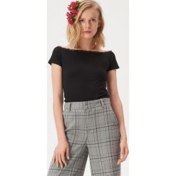 T-shirt z odkrytymi ramionami - Czarny. Czarne t-shirty damskie Sinsay, l, bez wzorów, bez kołnierzyka. Za 19.99 zł.