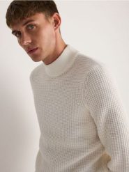 Sweter z golfem - złamana biel. Swetry męskie Reserved, l, bez wzorów, z dzianiny, bez kołnierzyka. W wyprzedaży za 49.99 zł.
