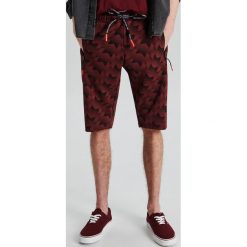 Dresowe szorty z nadrukiem all over - Bordowy. Czerwone szorty męskie Cropp, z dresówki, bez kołnierzyka. W wyprzedaży za 39.99 zł.
