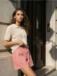 Szorty jeansowe high waist z gumką w pasie - różowy. Czerwone szorty damskie Sinsay, bez wzorów, z jeansu, z podwyższonym stanem. Za 59.99 zł.