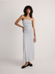 Dzianinowa sukienka maxi metalicznym połyskiem - srebrny. Szare sukienki damskie Reserved, l, bez wzorów, z dzianiny, bez kołnierzyka, bez ramiączek, maxi, rozkloszowane. W wyprzedaży za 39.99 zł.