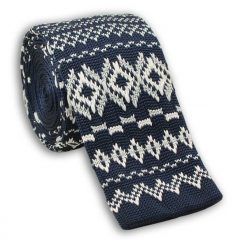Dziergany Krawat Męski Knit w Białe Wzory, Romby - 5,5 cm - Alties, Granatowy. Niebieskie krawaty i muchy męskie Alties, bez wzorów, z dzianiny, sportowe. Za 55.00 zł.