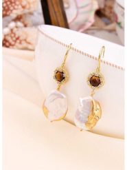 L'Atelier de Gaia Pozłacane kolczyki z perłami i cyrkoniami rozmiar: onesize. Białe kolczyki damskie L'Atelier de Gaia, z cyrkonią, pozłacane, z zapięciem typu bigiel. Za 43.99 zł.