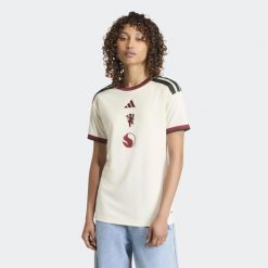 Koszulka z trzeciego zestawu Manchester United 26/27. Białe t-shirty damskie Adidas, m, bez wzorów, z materiału, bez kołnierzyka. Za 439.00 zł.