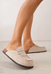 Beżowe Klapki w Stylu Muli na Korkowej Podeszwie z Przeszyciami Sophereia. Brązowe klapki damskie Born2be, z aplikacjami, bez obcasa, na płaskiej podeszwie. Za 79.99 zł.