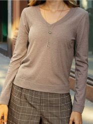 Sweter z dekoltem w serek - brązowy. Brązowe swetry klasyczne damskie Sinsay, l, bez kołnierzyka. Za 39.99 zł.
