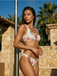 Góra od bikini z ozdobnymi koralikami - wielobarwny. Bikini damskie Sinsay, bez wzorów. Za 29.99 zł.
