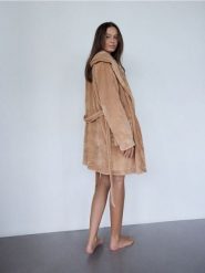 Szlafrok z paskiem - beżowy. Brązowe szlafroki damskie Reserved, l, bez wzorów, z dzianiny. W wyprzedaży za 79.99 zł.