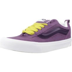 Trampki Vans Model Knu Skool 2 Kolor Fioletowy. Fioletowe trampki i tenisówki damskie Vans, bez wzorów, z zamszu. W wyprzedaży za 400.65 zł.