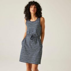 Sukienka casual damska Ariena. Niebieskie sukienki damskie Regatta, na co dzień, bez wzorów, casualowe, bez kołnierzyka, bez ramiączek, proste. Za 172.50 zł.