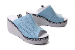 ARTIKER RELAKS 52C0519 błękitny, klapki damskie. Niebieskie klapki damskie Artiker Relaks, w ażurowe wzory, ze skóry, bez obcasa, na koturnie. Za 244.90 zł.